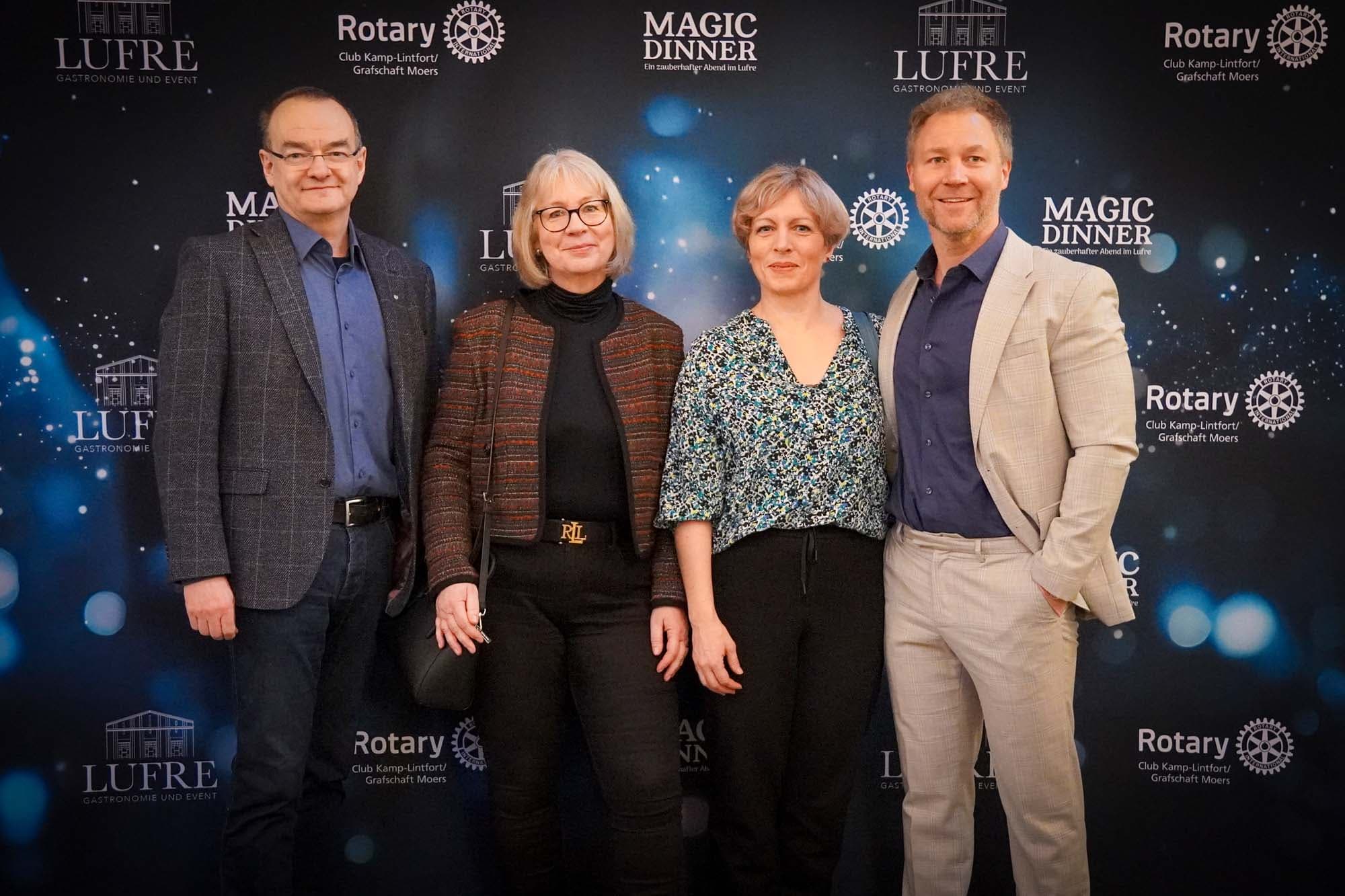 Vier Personen stehen aufgereiht vor der Pressewand, zwei Frauen und zwei Männer in schicker Abendgarderobe.