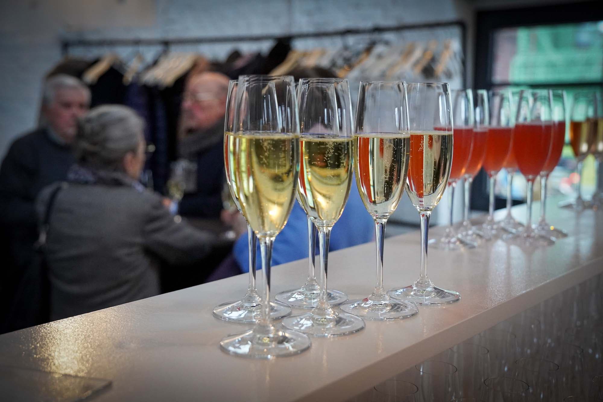 Aufgereihte Sekt- und Aperitifgläser stehen bereit auf der Empfangstheke.
